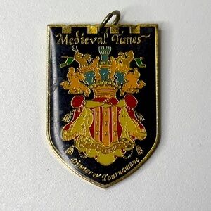 Medieval Times Crest Pendant Dinner & Tournament Keychain Enamel Gloss Gold VTG